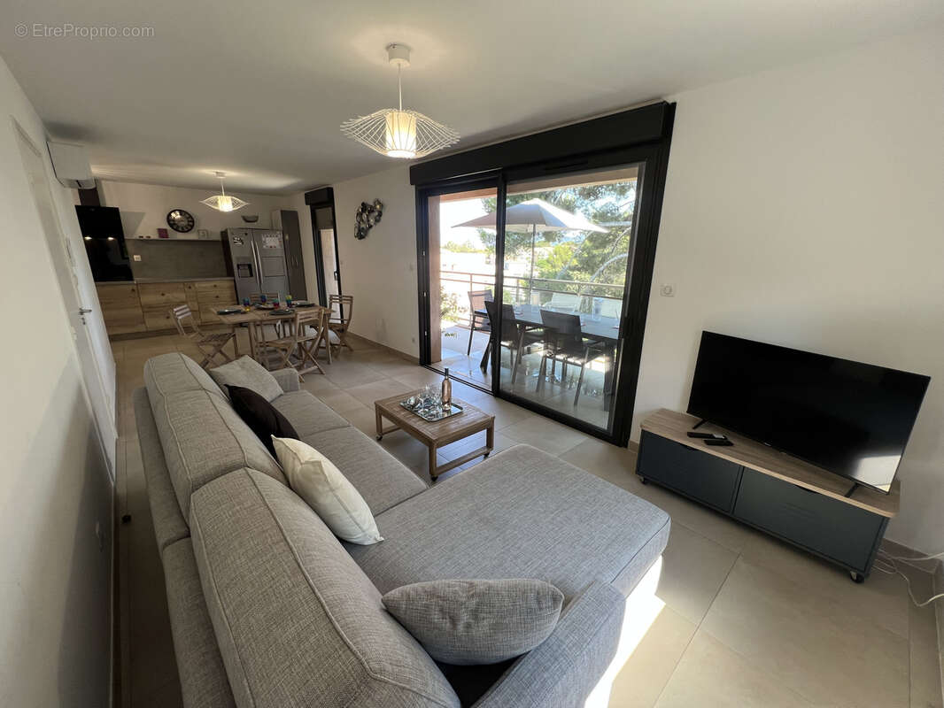 Presqu’île de Giens   Élégant appartement T3 avec vaste terrasse et stationnements privatifs - photo 3