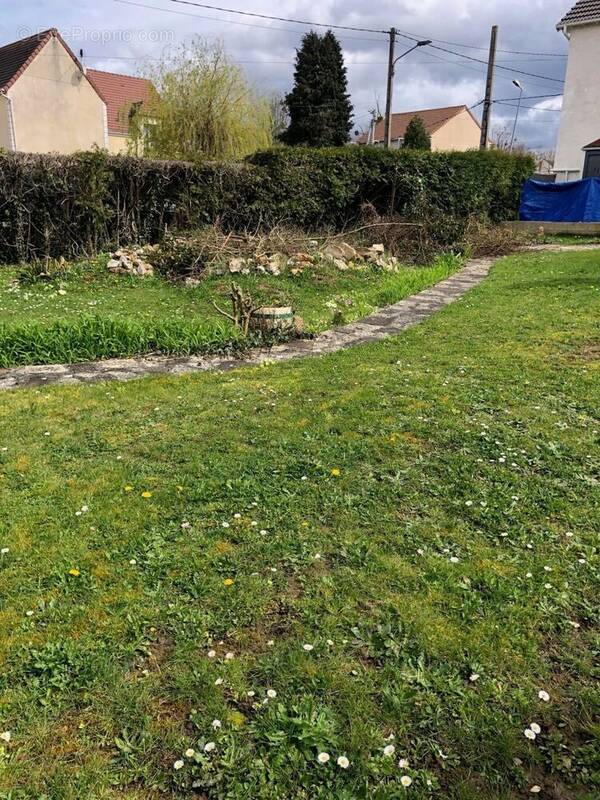 Terrain à MONTEVRAIN