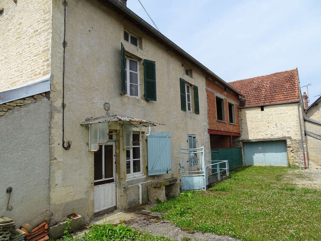 Maison à MONTIGNY-SUR-AUBE