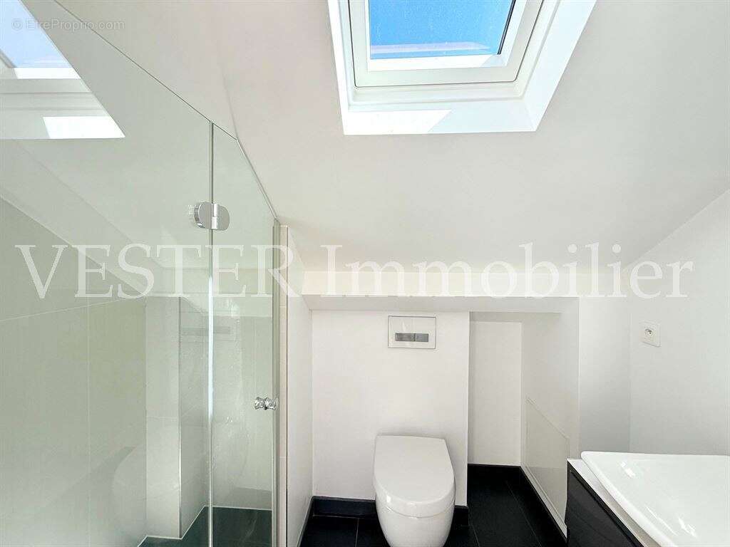 Maison renovee avec piscine - centre village - photo 10