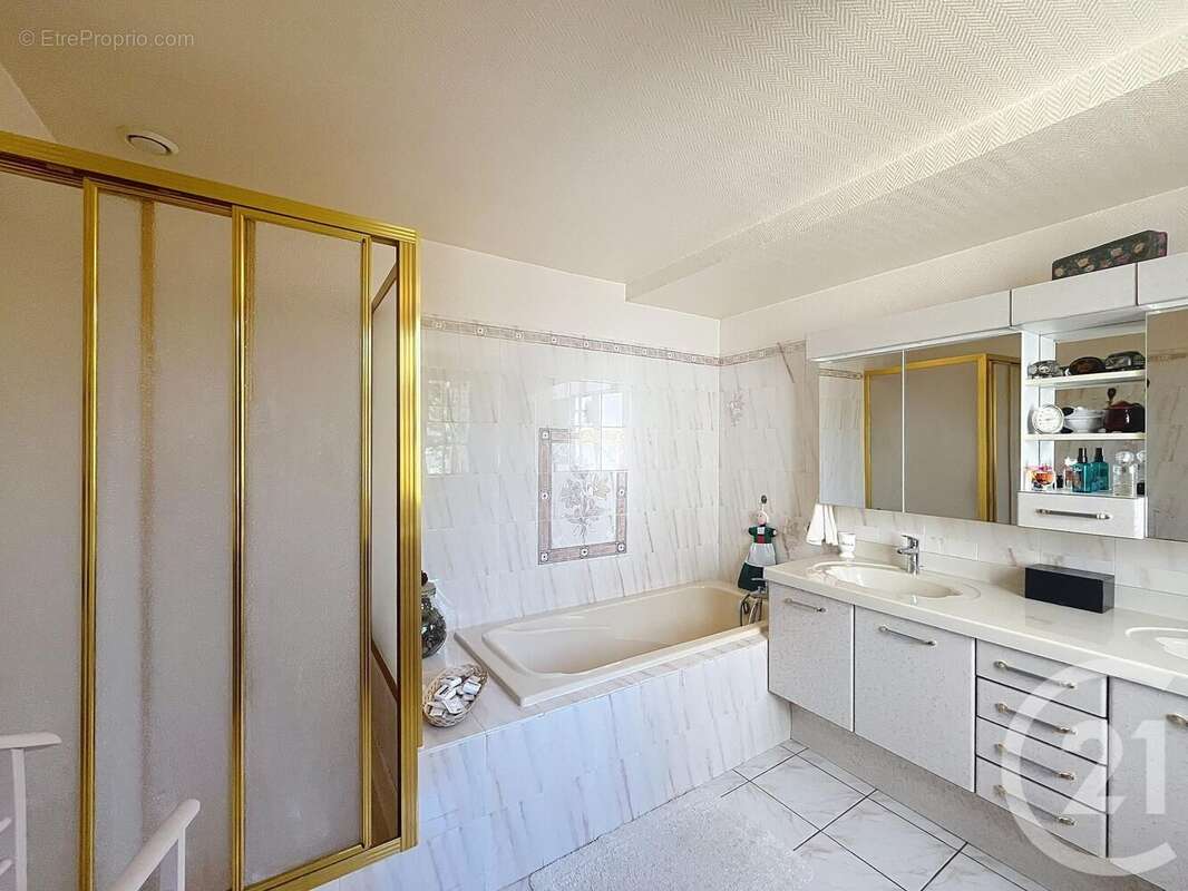 Maison à LES BORDES