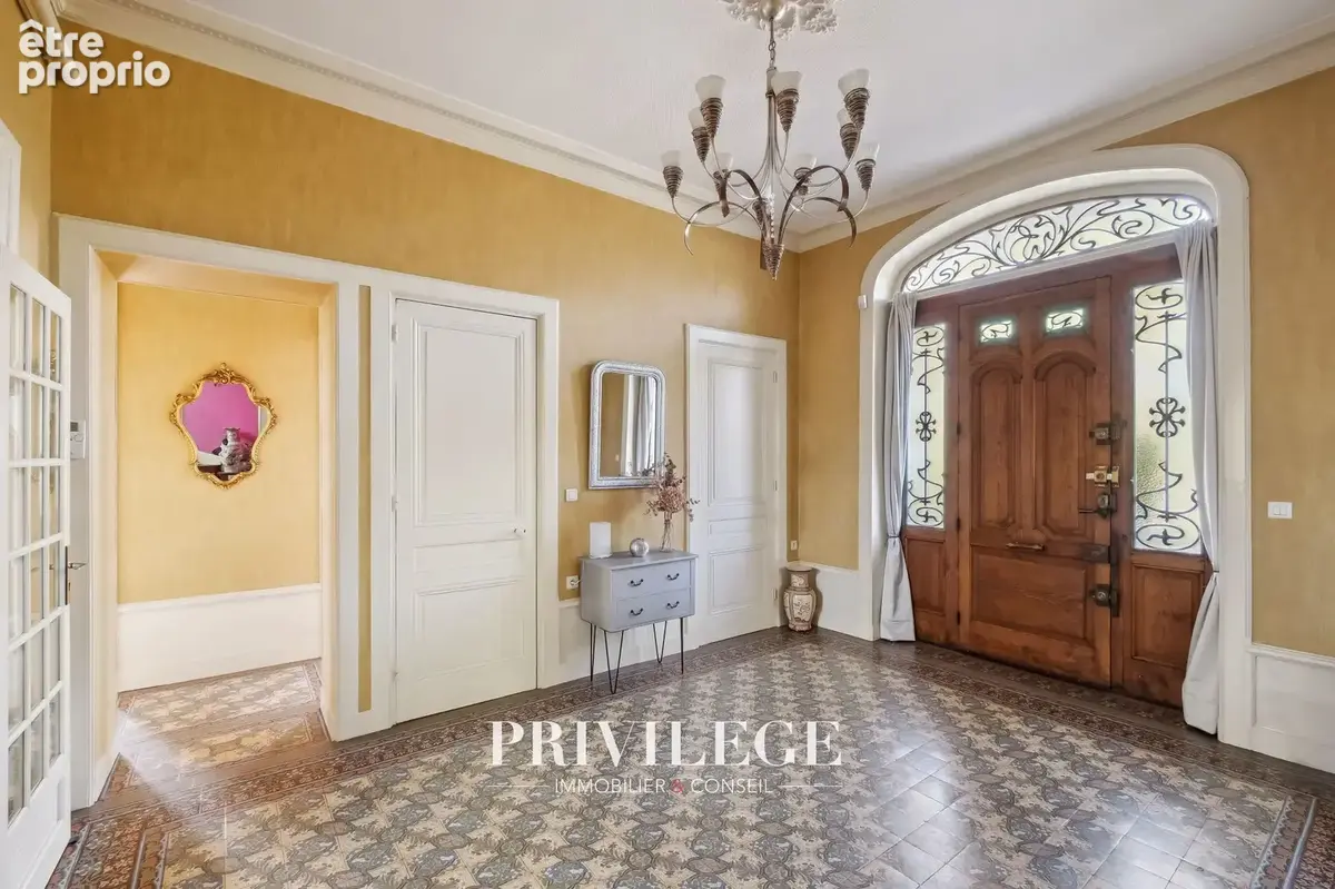Vernay - Maison de ville 250m2 avec jardin proche de toutes commodités - photo 7