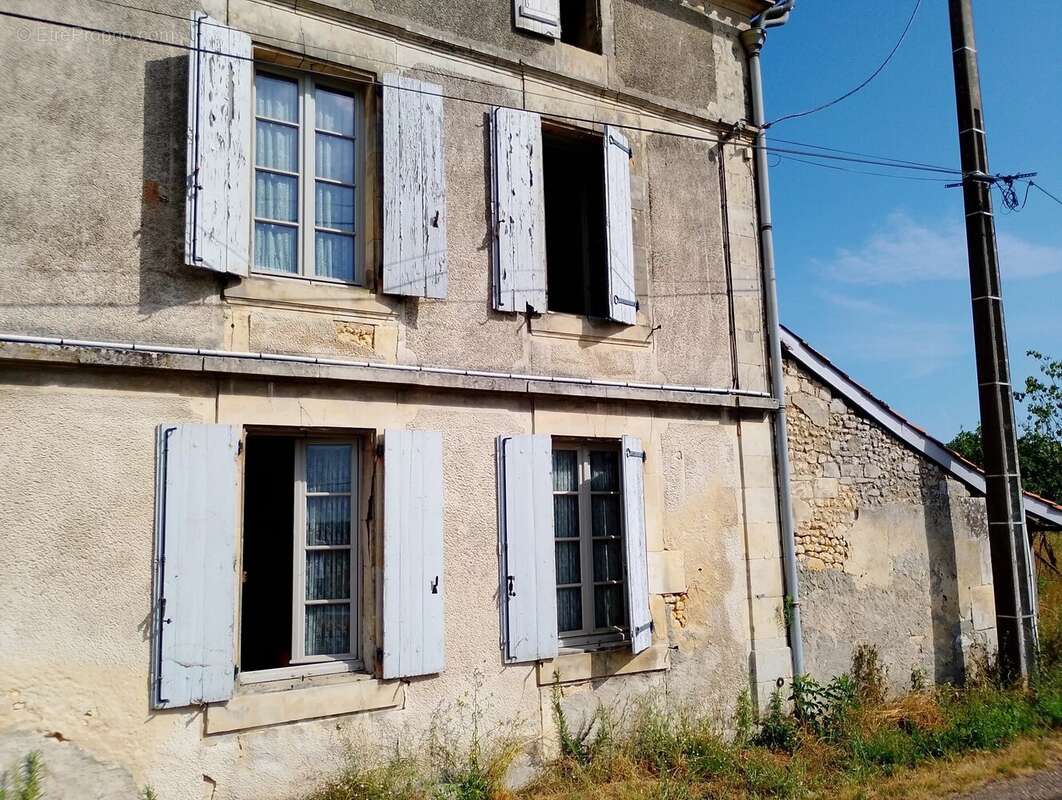 Maison à BAIGNES-SAINTE-RADEGONDE