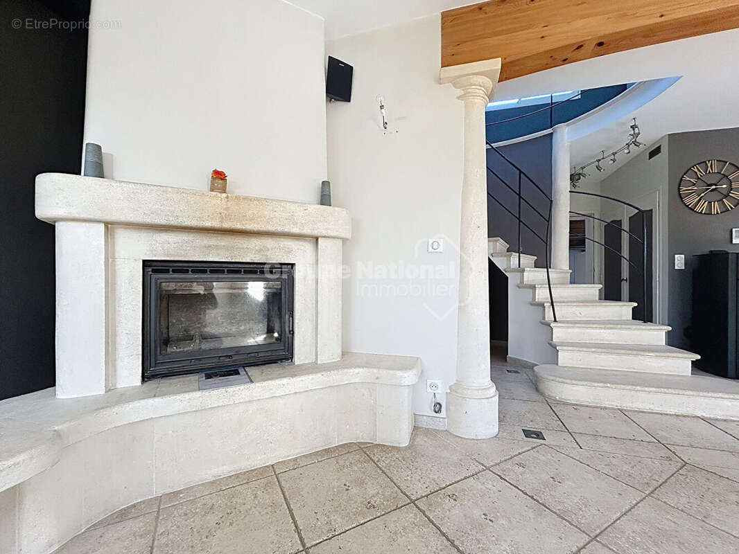 Valreas Maison en R+1 de 157m2 avec  3 Chambres, 1 SDB et 1 SDE, piscine 1000m 2 de Jardin - photo 10