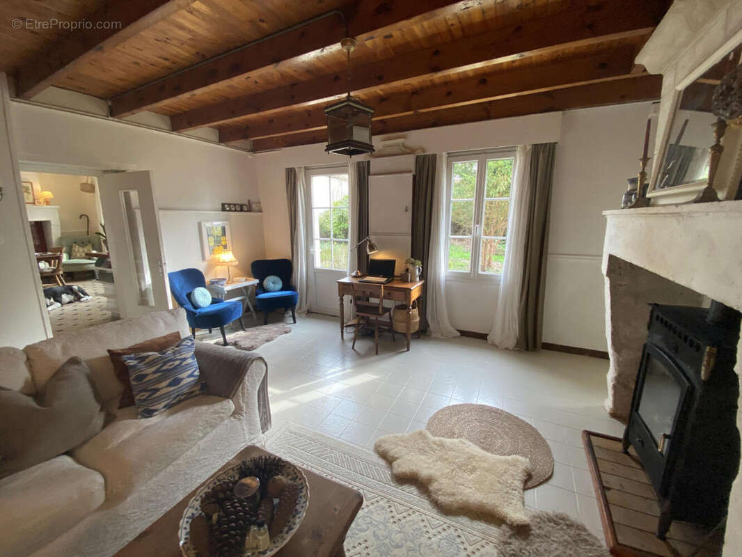 salon... - Maison à YVIERS