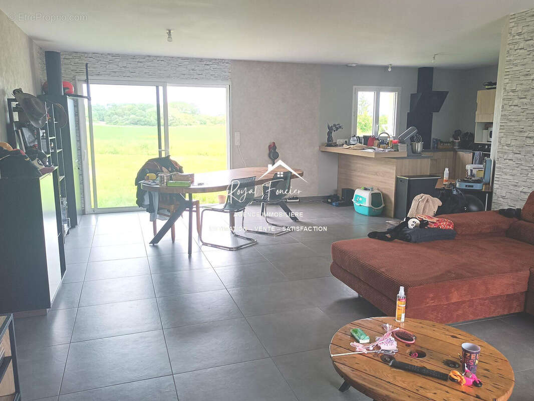 Pièce de vie de 47 m2 ouverte sur cuisine A et E - Maison à VAUX-SUR-VIENNE