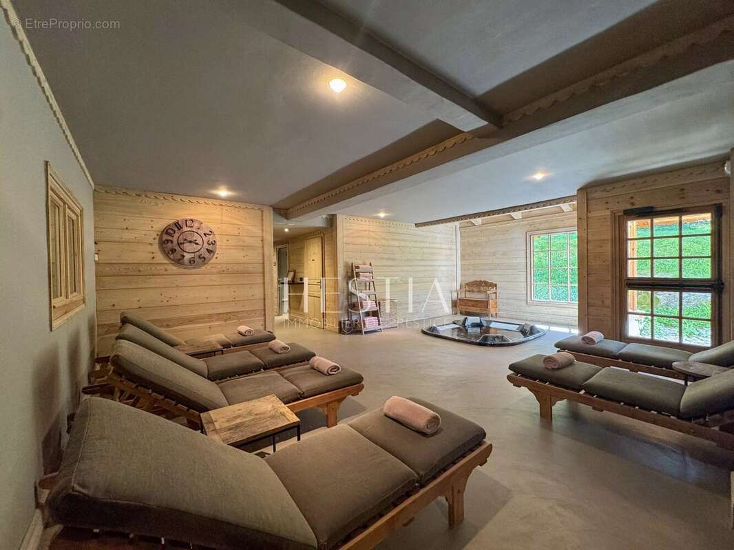 Commerce à COMBLOUX