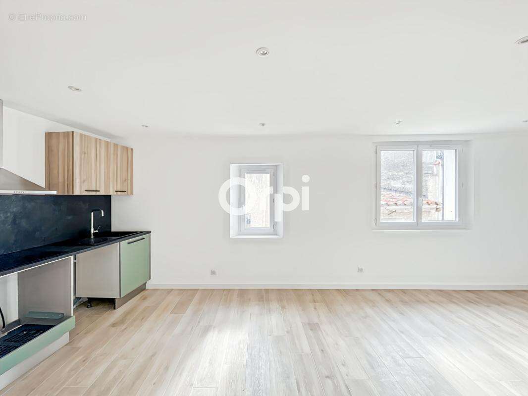 Appartement à CEYRESTE