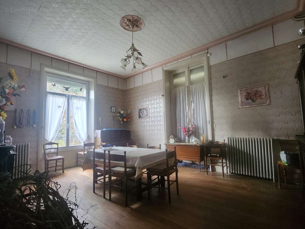 Maison à SAINT-LEONARD-DE-NOBLAT