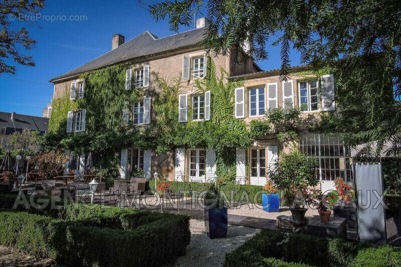 Commerce à MONTIGNAC