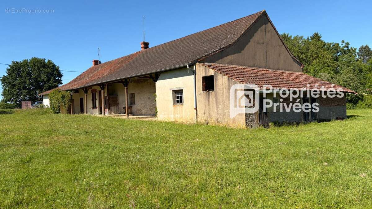 Sur 2700 m2 de terrain, belle ferme à rénover - photo 4