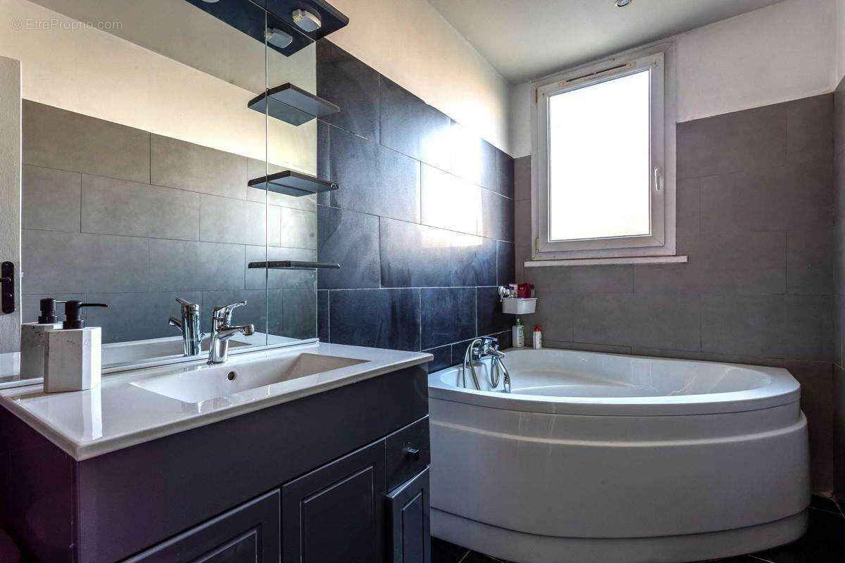 Proche commodités - Appartement 4 pièces de 70.75 m² - 3 CHAMBRES - PARKING & CAVE - photo 10