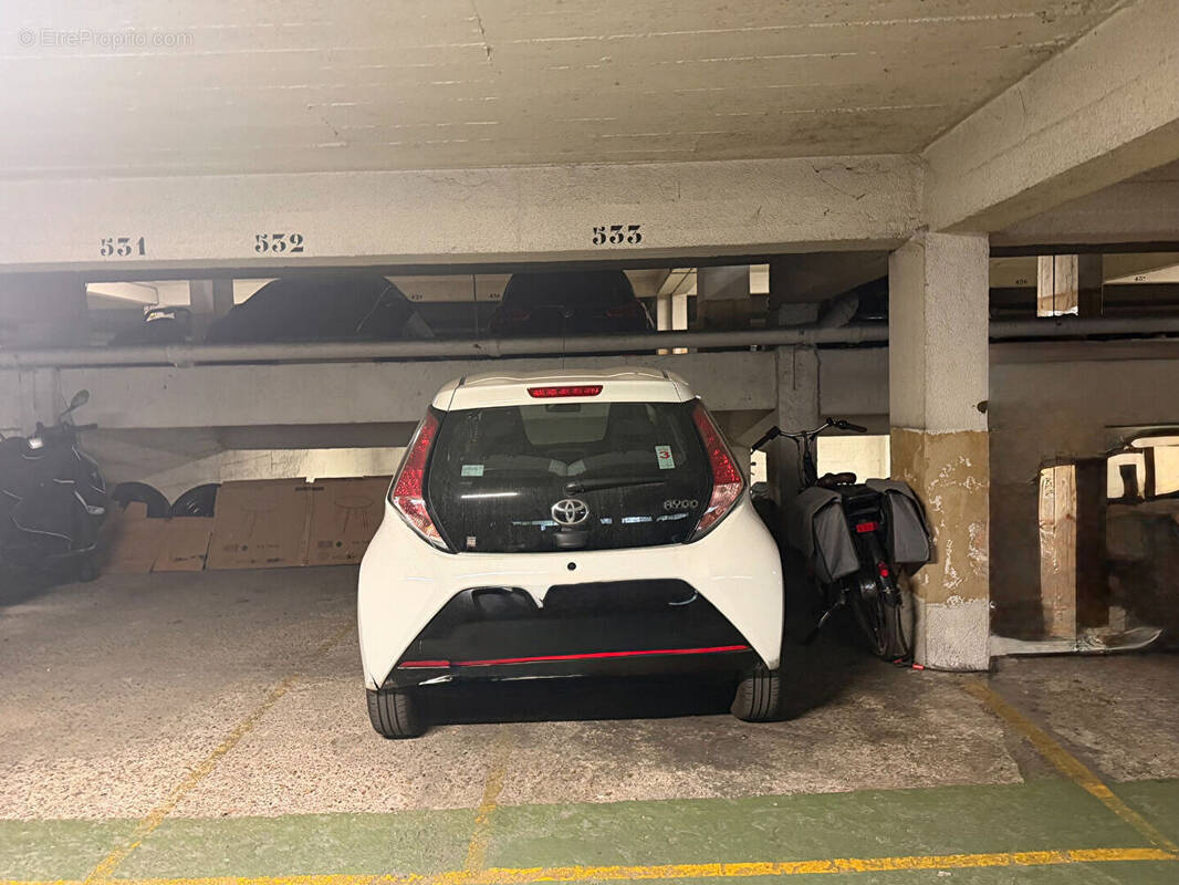 Parking à PARIS-18E