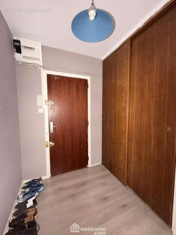Une vaste entrée avec rangements - Appartement à LAON