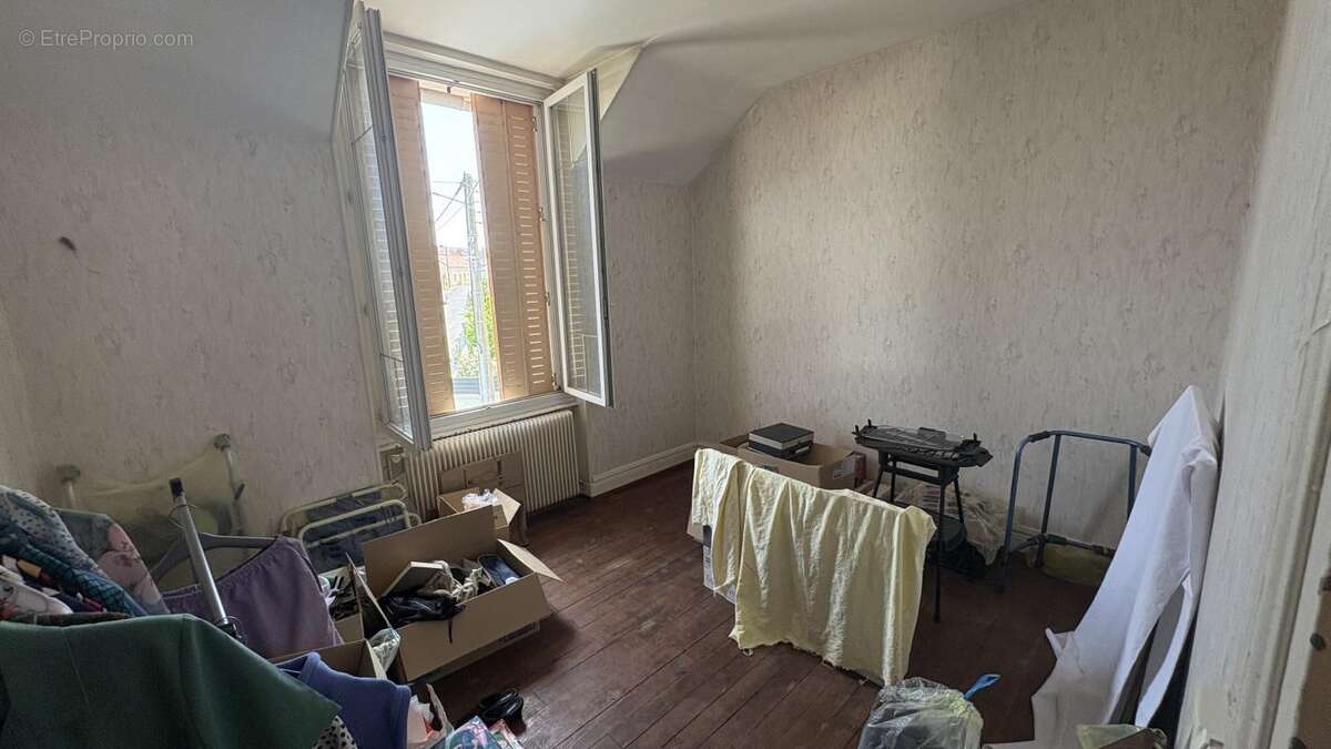 Opportunité à Saisir à Commentry (03) : Immeuble Mixte - Local Commercial + Habitation à l'Étage - photo 3