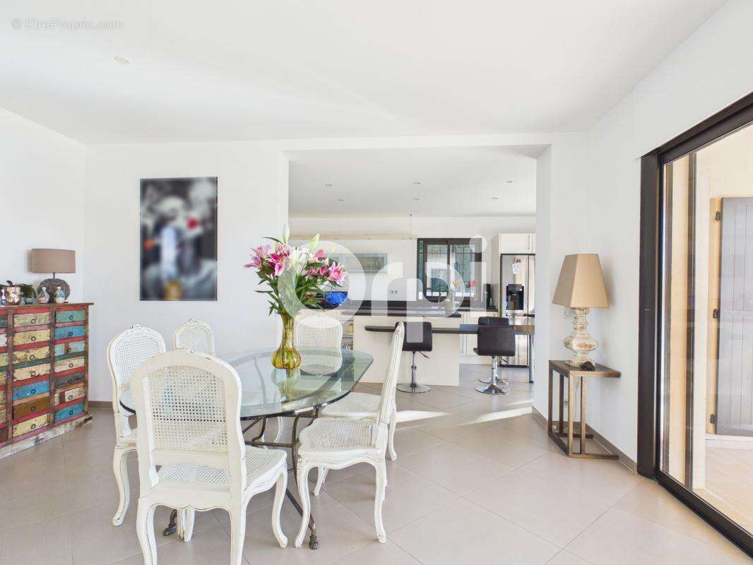 Maison à LA ROQUETTE-SUR-SIAGNE