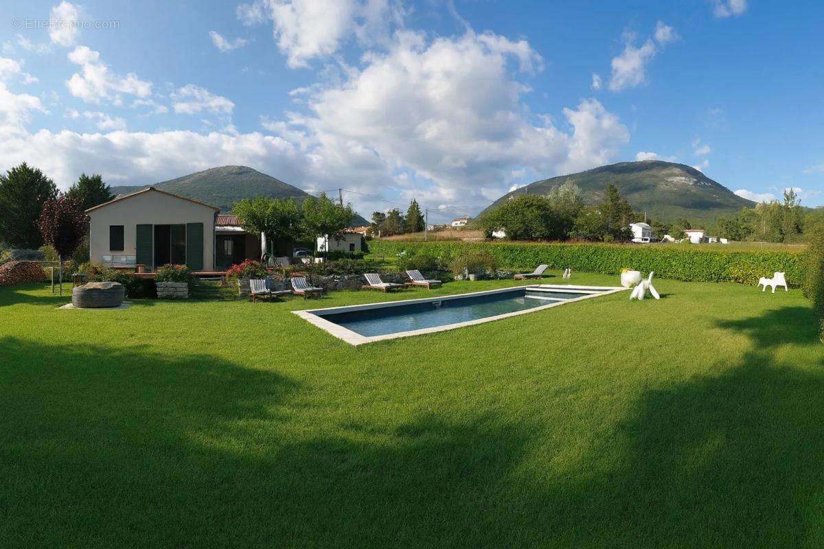 Maison à LA ROQUE-ESCLAPON