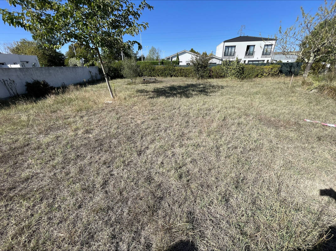 Terrain à LE HAILLAN