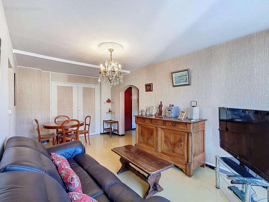 Valoriser progressivement votre patrimoine ! À VENDRE Appartement T4, étage élevé avec balcon, 3 chambres, cave, tout à pied à T - photo 2