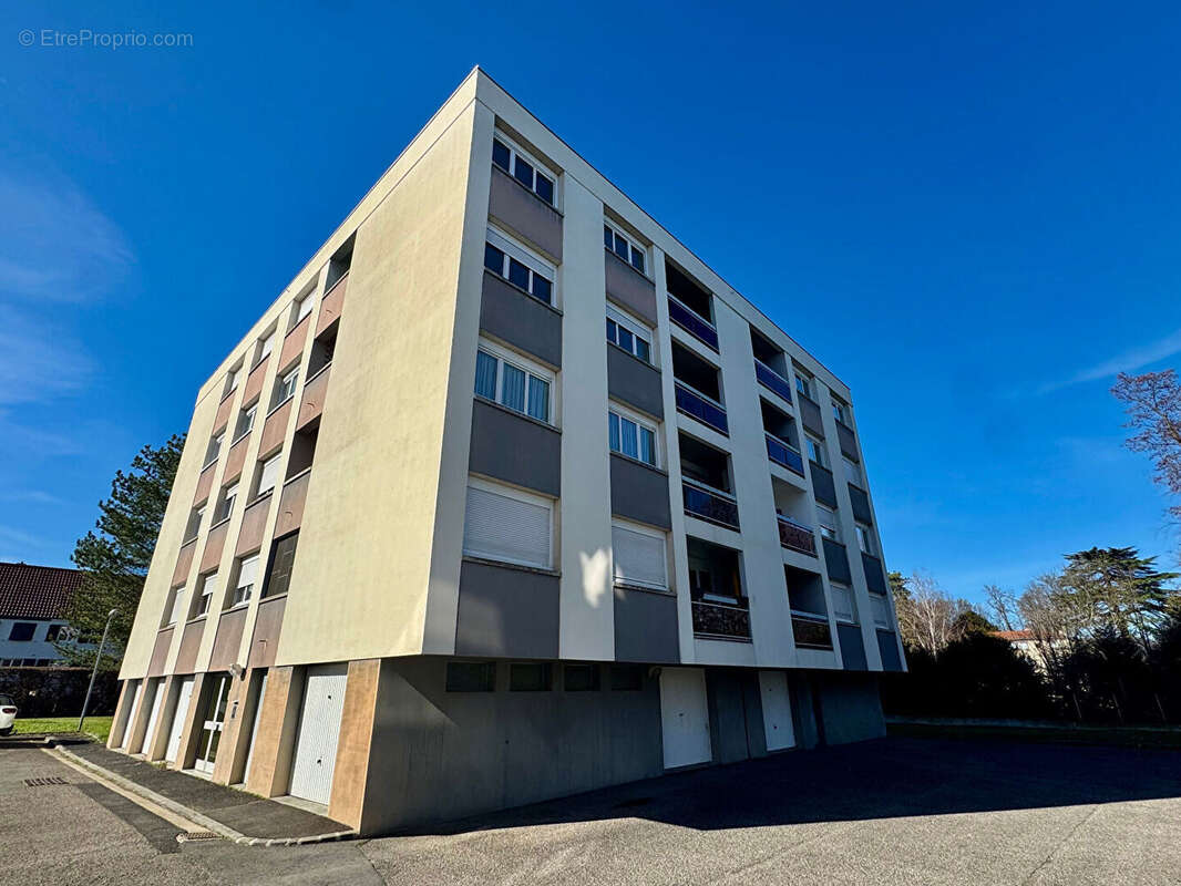 CEBAZAT / Appartement à vendre en centre-ville de type F3 avec balcon ! - photo 15