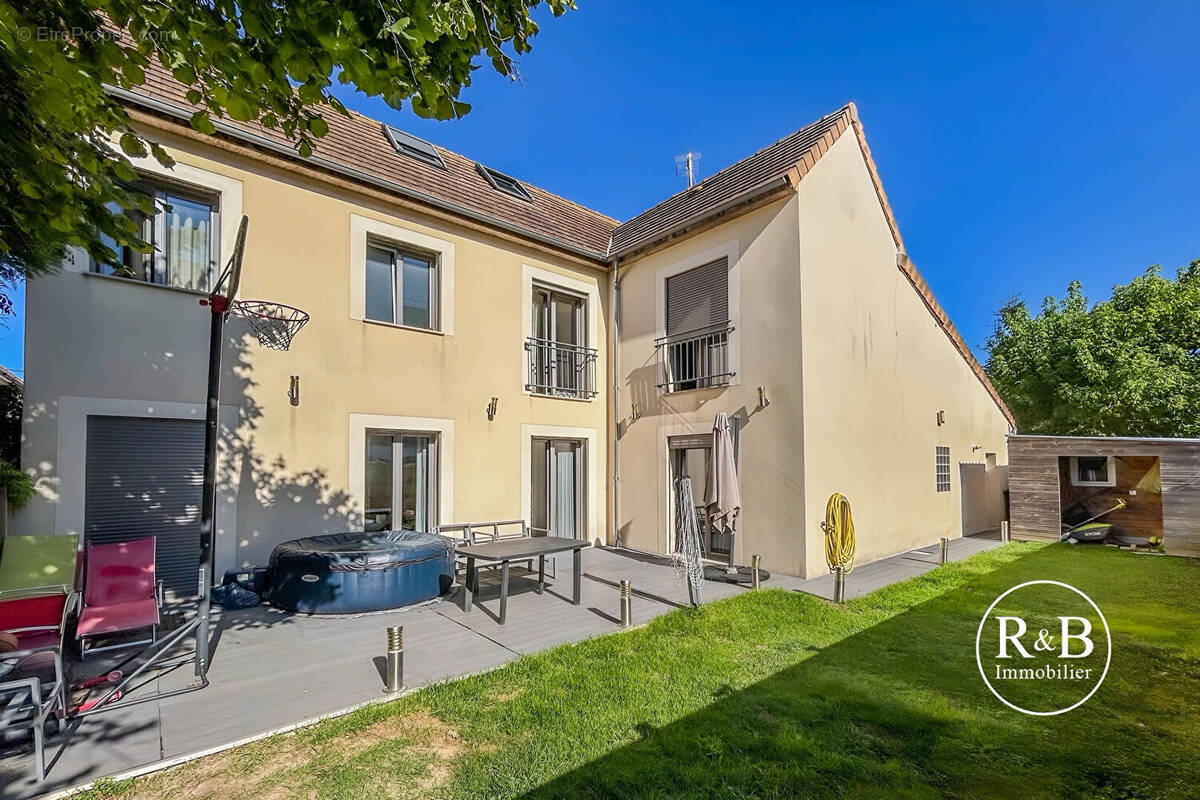 Maison à LES CLAYES-SOUS-BOIS