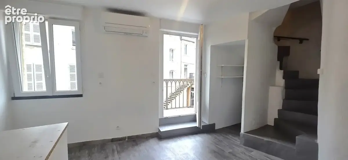 CUGES LES PINS-IMMEUBLE-A VENDRE-LOCAL-T2 EN DUPLEX-HYPER