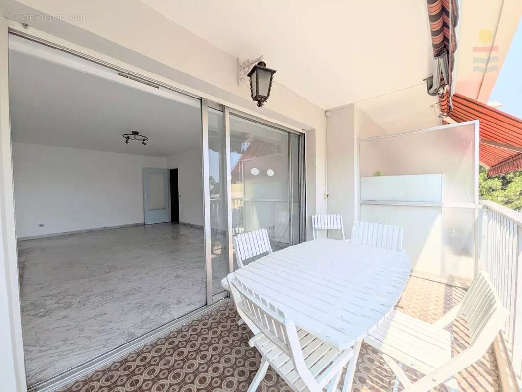 Appartement à SAINT-LAURENT-DU-VAR
