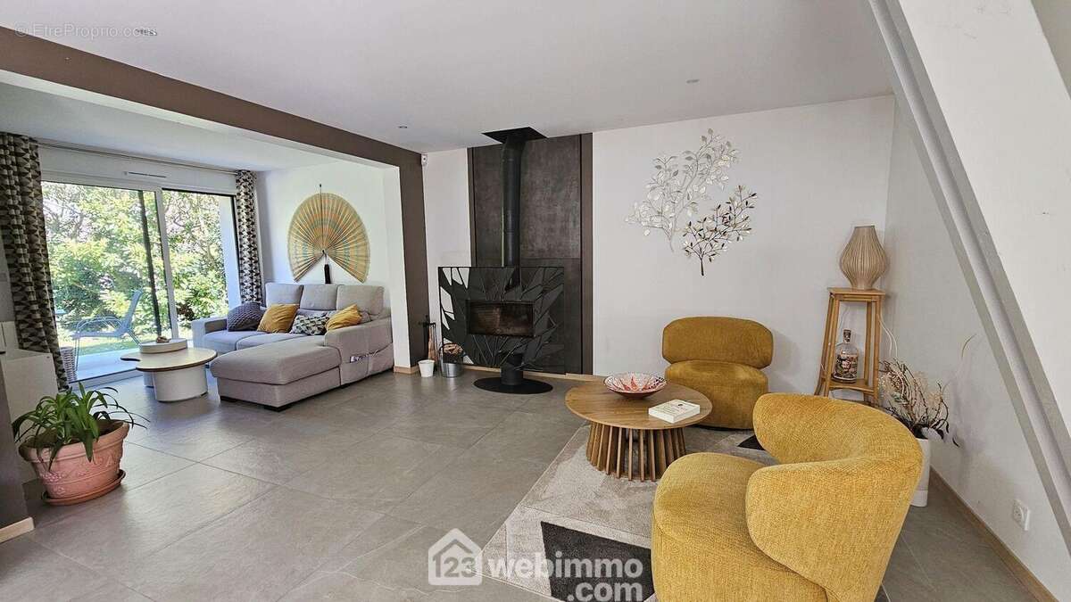 Un séjour avec son poêle très moderne. - Maison à MILLY-LA-FORET