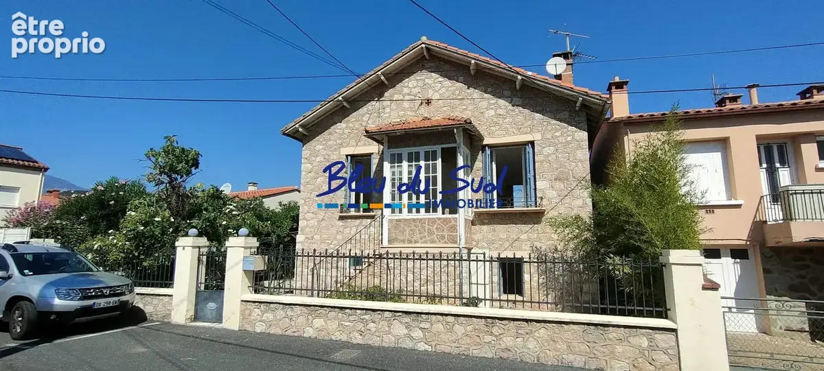 Vue rue - Maison à PRADES