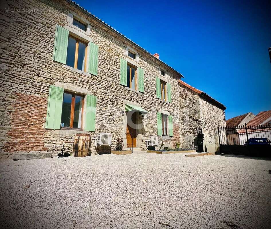 Maison à SAINT-AGOULIN