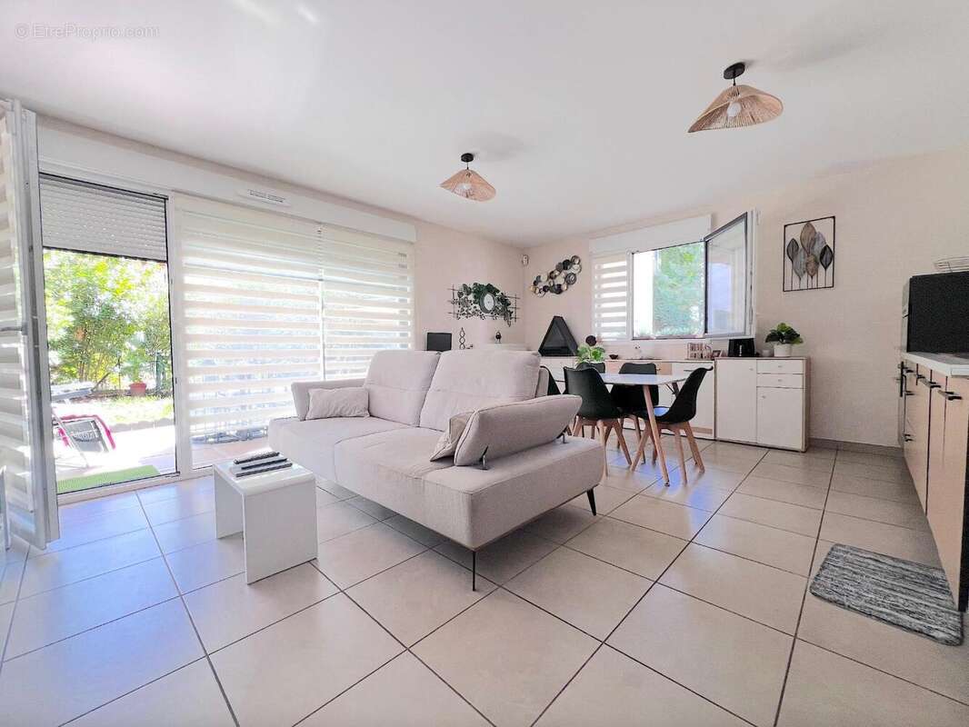   - Appartement à DECINES-CHARPIEU