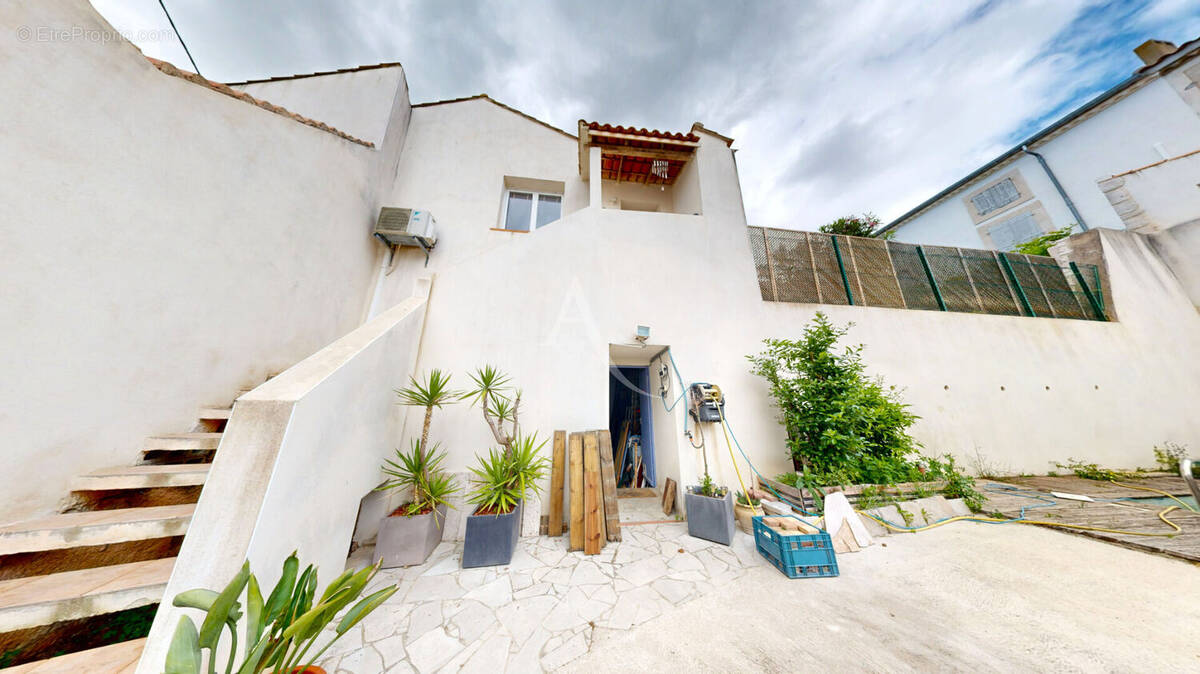 Maison à OUVEILLAN