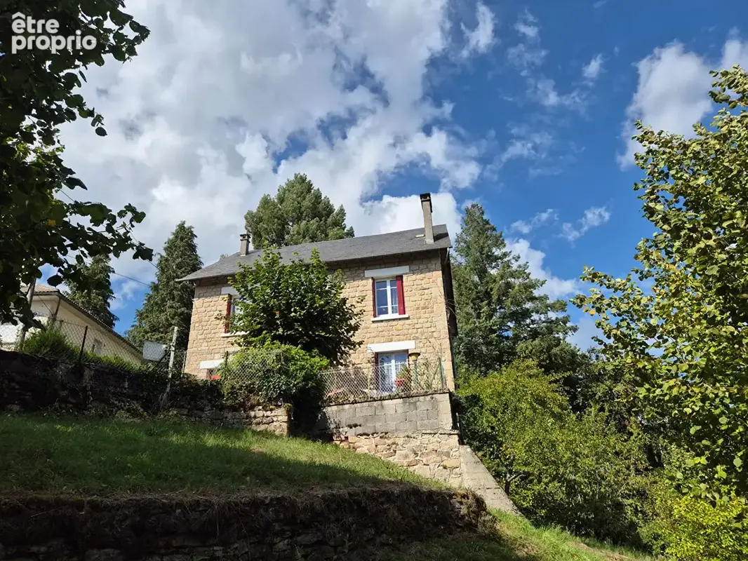 CORRÈZE. Ville de CORRÈZE. Maison en pierre comprenant 3 chambres, un appartement au rez-de-chaussée, un garage, un sous-sol et  - photo 2