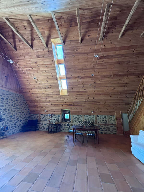 Corps de ferme rénové, 1272 m2 de terrain et jolie vue dégagée Secteur Puy Mary - photo 7