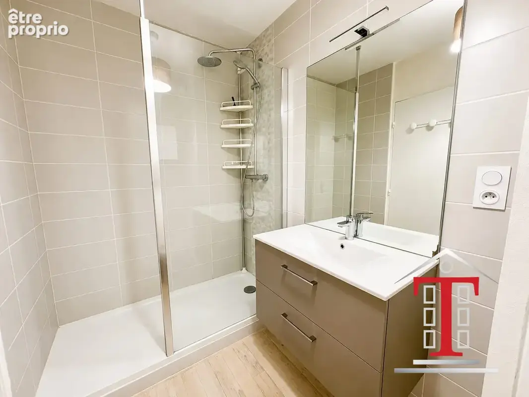 Salle de bain avec douche à l'italienne