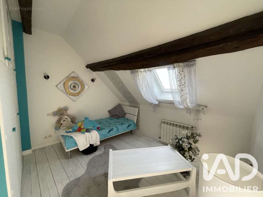 Maison 86 m² à La Chapelle-Saint-Ursin  - photo 4