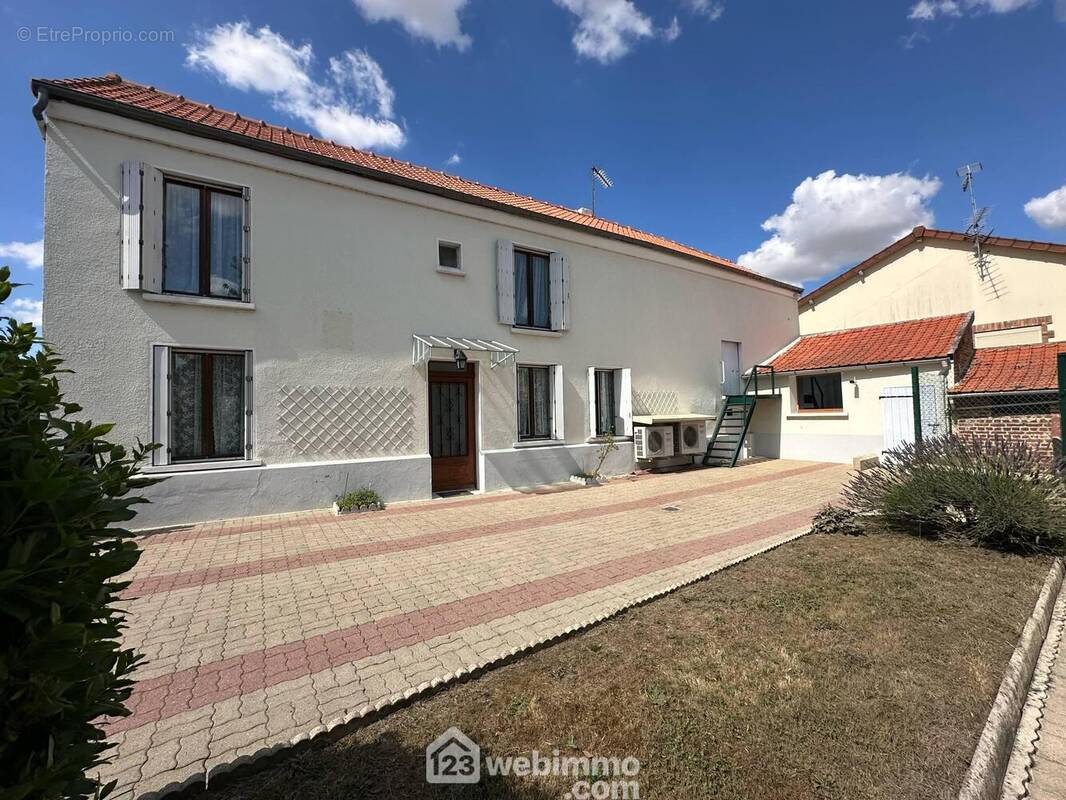 Jolie maison d'une surface habitable de 127 m² - Maison à CHAMBRY