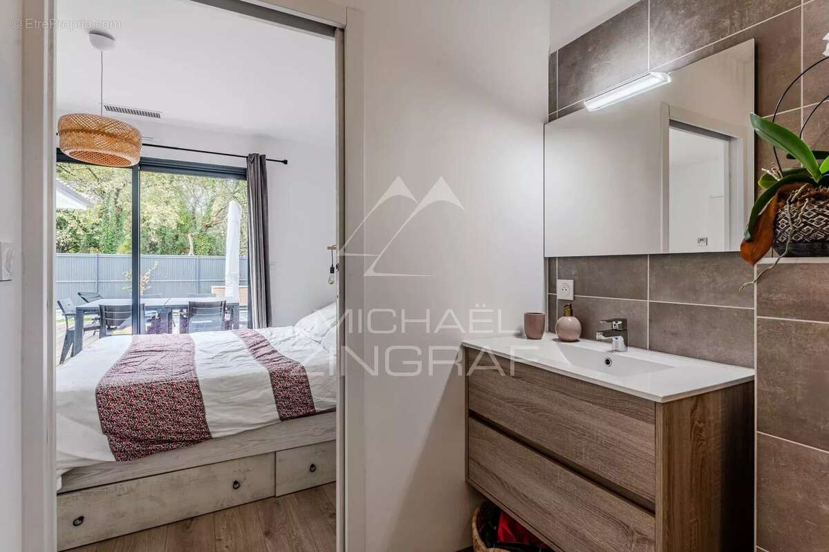 À deux pas du Bassin, une villa moderne prête à vivre - photo 9