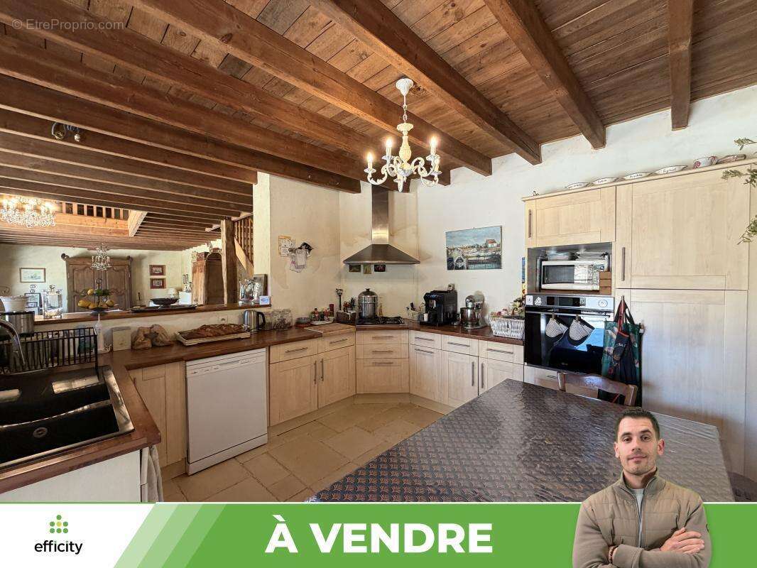 Maison 260 m² à Couhe  - photo 8