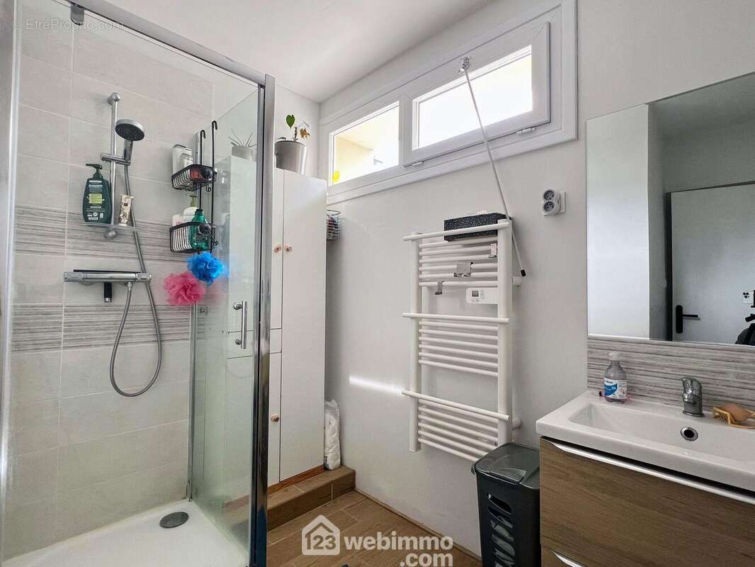 ... et d'une salle de douche. - Maison à AVRILLE