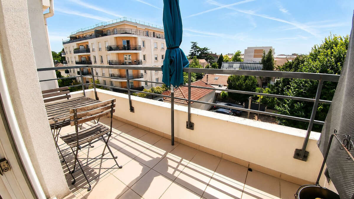 Bel appartement  de 4 pièces en centre ville avec balcon, box et cave - photo 2