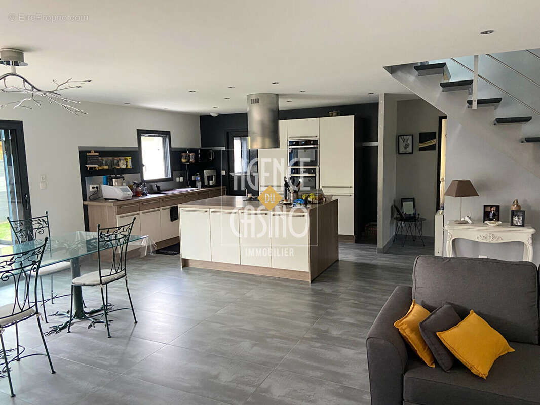 Guérande  - Maison récente 4 chambres 140 m², jardin clos et garages - photo 3