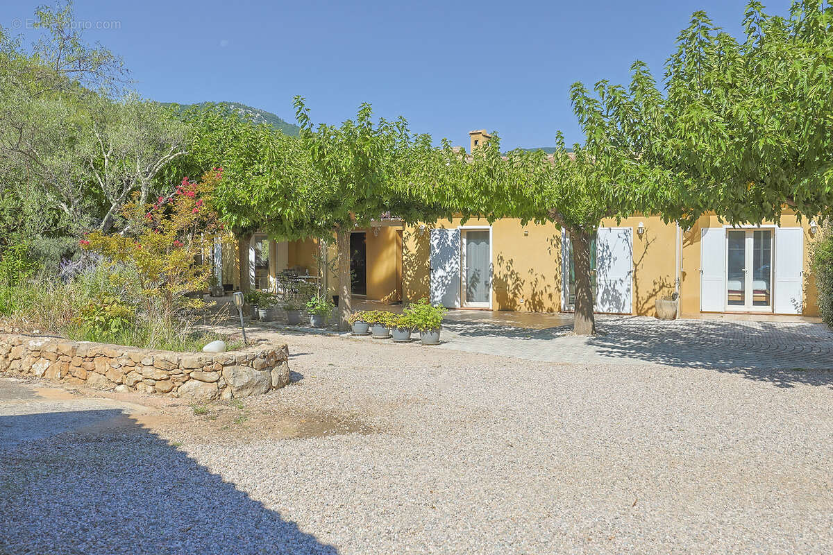 Maison à SOLLIES-TOUCAS