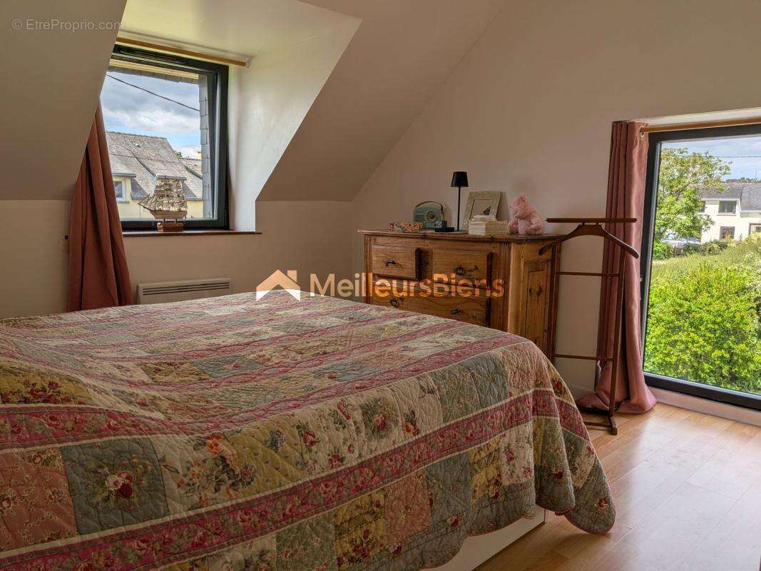Charmante petite maison 2 chambres sur 800 m² terrain - Garage - photo 11