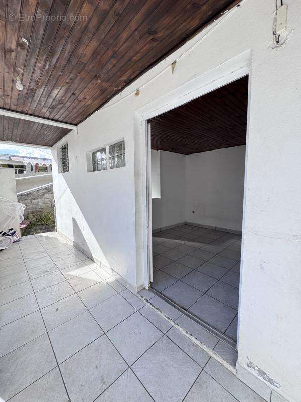 Maison (81,56 m²) divisée en deux appartements T2 - Schoelcher - photo 13