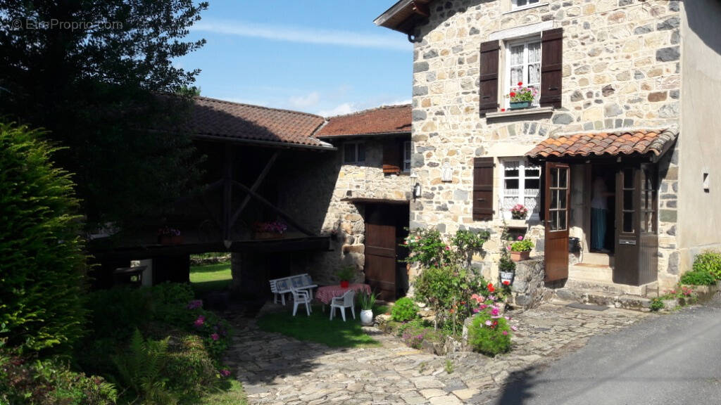 Maison à POULE-LES-ECHARMEAUX