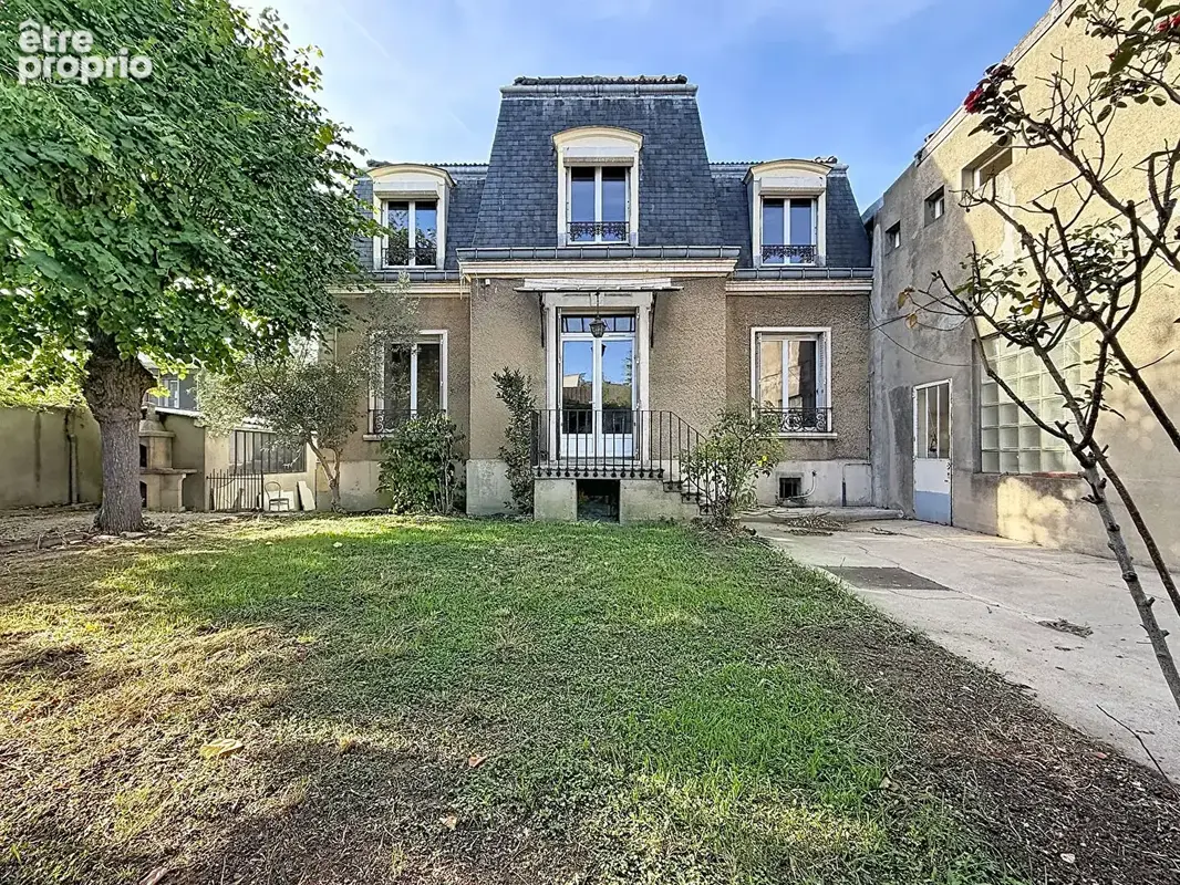 Maison de caractère avec jardin, logement annexe et grand local d'activité : plus de 280 m² à rénover - photo 1