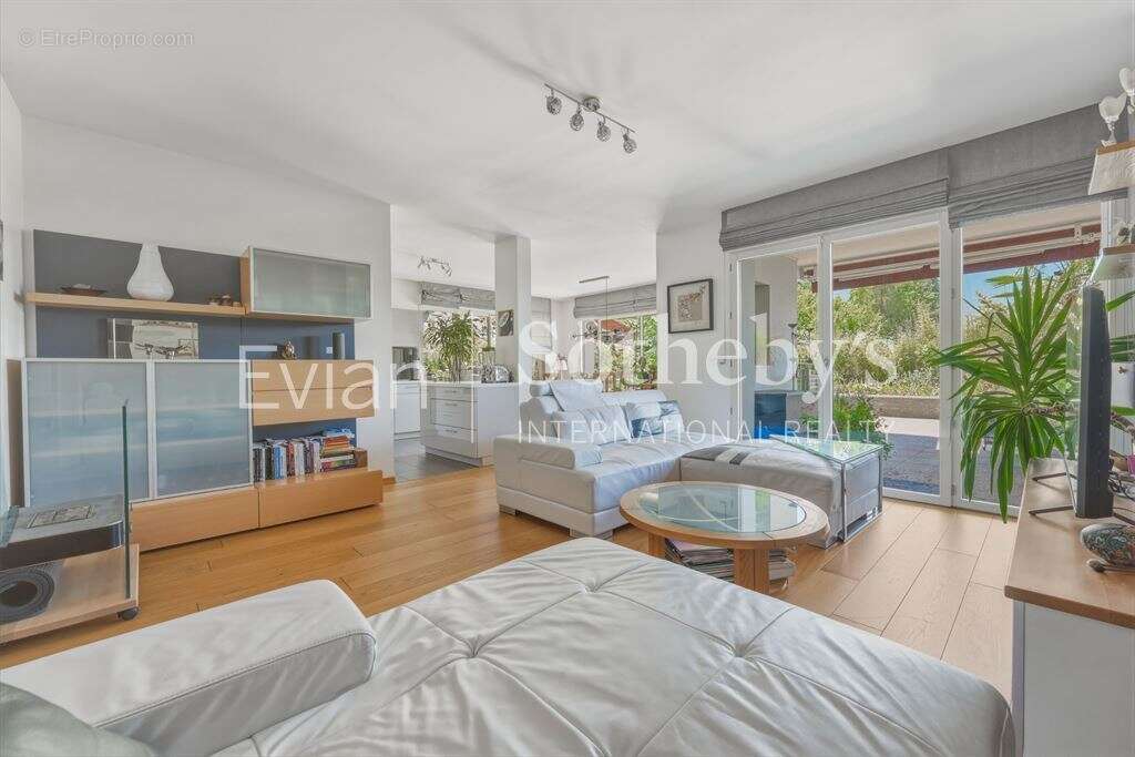 Rare, Evian, T4 en rez de jardin surélevé de 113 m2 avec vue lac et terrasse de 82 m2. - photo 16