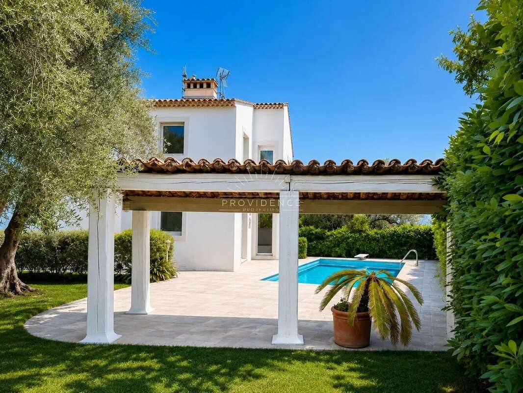 Le Cannet Europe - Villa 266 m², 5 chambres, piscine, jardin plat et vue mer - photo 24