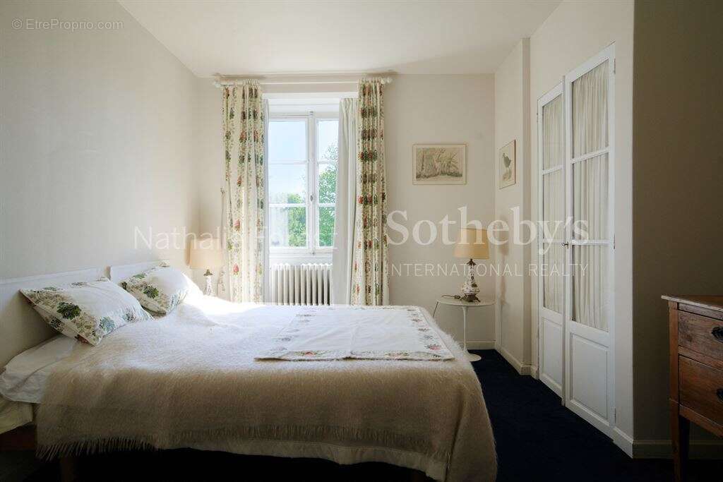 En Exclusivité, Croix résidentiel , élégante maison Maillard , 6 ch, bureau , érigée sur 2159 m2 de - photo 14